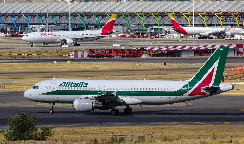 Codici: Alitalia non volerà con le bollette dei consumatori