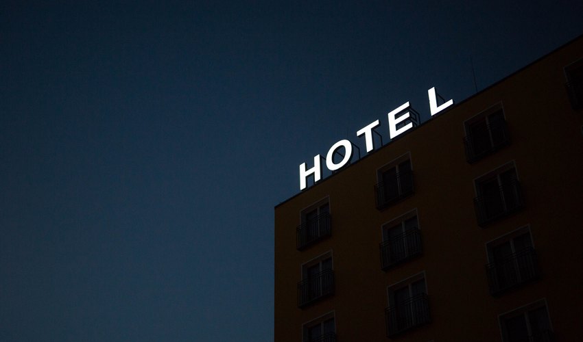 Codici: annunci falsi e hotel fantasma, le truffe non vanno in vacanza