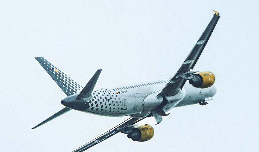 Codici: volo cancellato e spese extra, Vueling dovrà risarcire due passeggeri